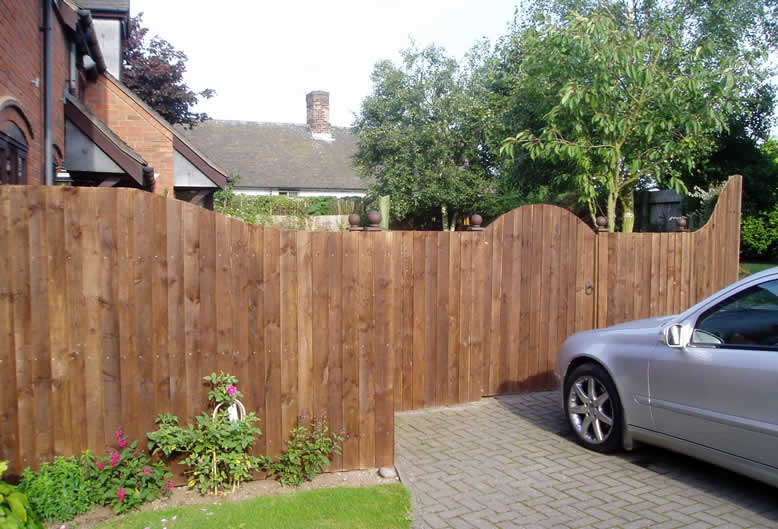 fencing trellis by Hartley Landscapes